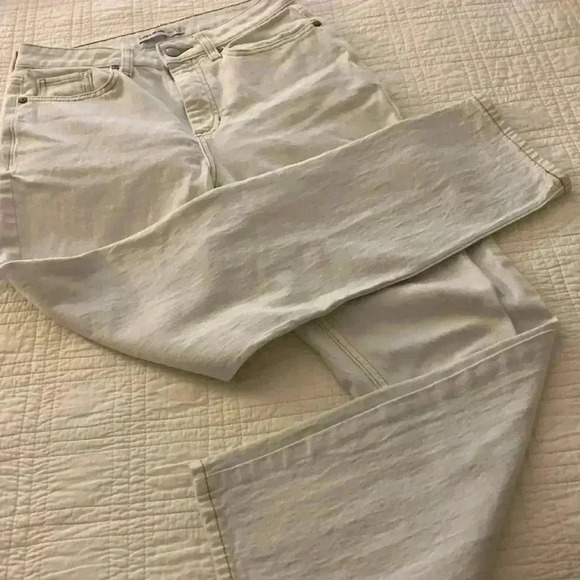 Elizabeth and James - Picture 1 of 5